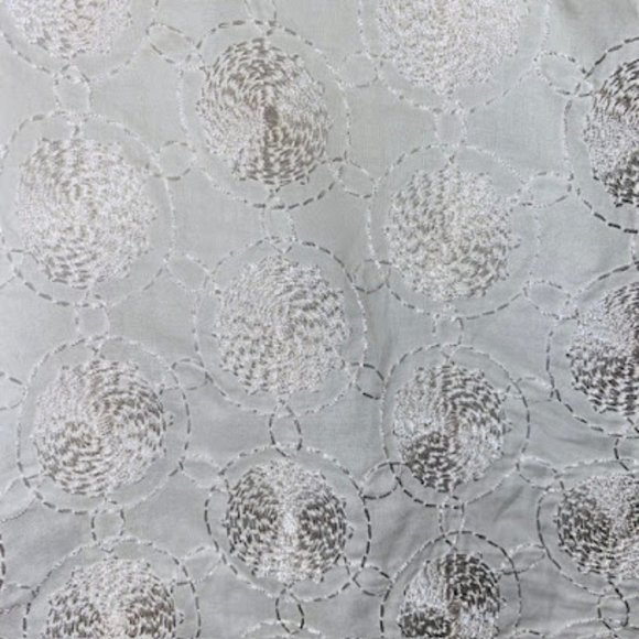Lily Pulitzer White Embroidered Medallion Short Sleeve Top Size 6 - Picture 3 of 5